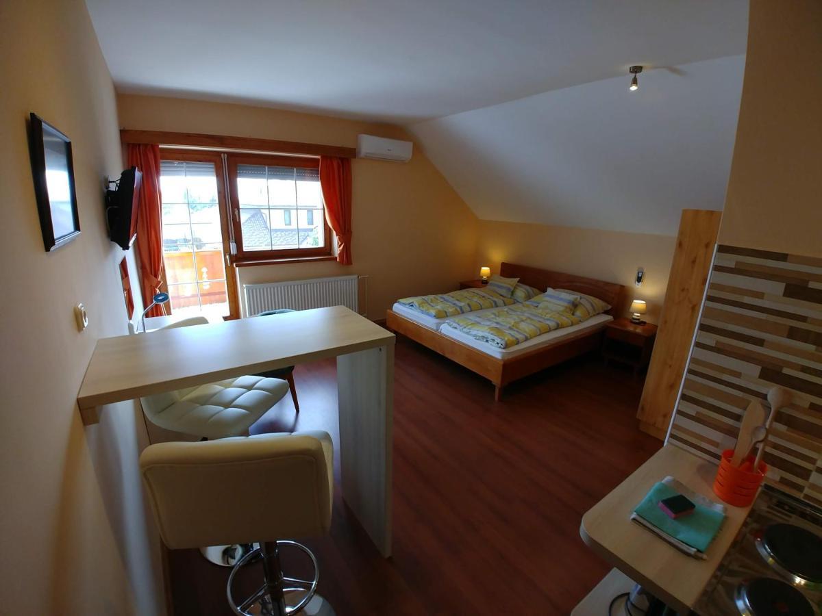 Ciklamen Apartman Gyenesdiás Exterior photo